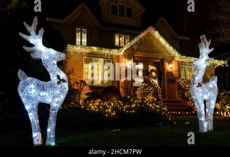 Weihnachtsdekorationen im Dyker Heights - einem Viertel in Brooklyn, das für seine extravaganten Ausstellungen zu Weihnachten bekannt ist. New York, USA Stockfoto