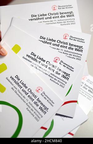 Karlsruhe, Deutschland. 07th Dez 2021. Informationsmaterial zur Versammlung des Ökumenischen Rates der Kirchen 11th ist in der Evangelischen Landeskirche in Baden zu sehen. Die Veranstaltung soll 2022 in Karlsruhe stattfinden. Quelle: Uli Deck/dpa/Alamy Live News Stockfoto