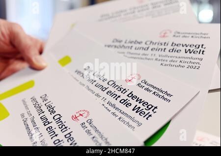 Karlsruhe, Deutschland. 07th Dez 2021. Informationsmaterial zur Versammlung des Ökumenischen Rates der Kirchen 11th ist in der Evangelischen Landeskirche in Baden zu sehen. Die Veranstaltung soll 2022 in Karlsruhe stattfinden. Quelle: Uli Deck/dpa/Alamy Live News Stockfoto