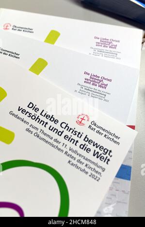 Karlsruhe, Deutschland. 07th Dez 2021. Informationsmaterial zur Versammlung des Ökumenischen Rates der Kirchen 11th ist in der Evangelischen Landeskirche in Baden zu sehen. Die Veranstaltung soll 2022 in Karlsruhe stattfinden. Quelle: Uli Deck/dpa/Alamy Live News Stockfoto