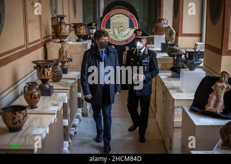 Rom, Italien. 30th Dez 2021. Der italienische Kulturminister Dario Franceschini (L) und Roberto Riccardi von der italienischen Gendarmerie Carabinieri sehen sich während einer Pressekonferenz ausgestellte Vasen an. Die italienische Polizei hat rund 200 Kunstschätze im Wert von schätzungsweise zehn Millionen Euro (11,32 Millionen US-Dollar) geborgen. Quelle: Oliver Weiken/dpa/Alamy Live News Stockfoto