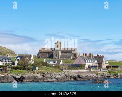 Blick auf das Dorf iona und die Küste mit der Abteikirche. Stockfoto