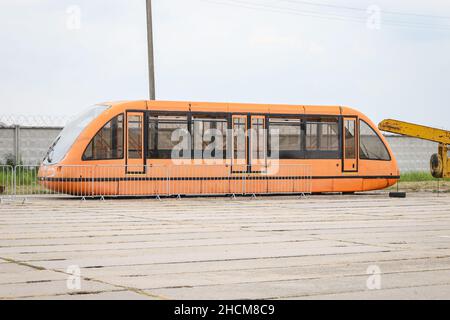 KIEW, UKRAINE - 01. AUGUST 2021: Flughafenbus am Flughafen Zhulyany Stockfoto