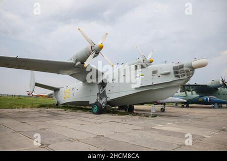 KIEW, UKRAINE - 01. AUGUST 2021: Die ukrainische Marine Beriev Be-12 wurde im Oleg Antonov State Aviation Museum ausgestellt Stockfoto