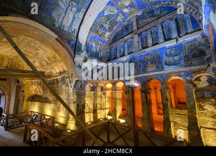 Fresken und Wandmalereien in der alten Höhlenkirche der Buckle oder Tokali Kilise, die direkt auf Felsen, Goreme, Kappadokien, Türkei gemalt wurden Stockfoto