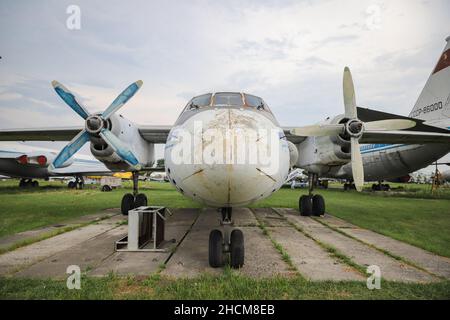 KIEW, UKRAINE - 01. AUGUST 2021: Uhuru Airlines Antonov an-26 im Oleg Antonov State Aviation Museum ausgestellt Stockfoto