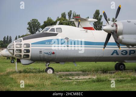 KIEW, UKRAINE - 01. AUGUST 2021: Aeroflot Antonov an-30 im Oleg Antonov State Aviation Museum ausgestellt Stockfoto