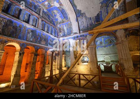 Fresken und Wandmalereien in der alten Höhlenkirche der Buckle oder Tokali Kilise, die direkt auf Felsen, Goreme, Kappadokien, Türkei gemalt wurden Stockfoto