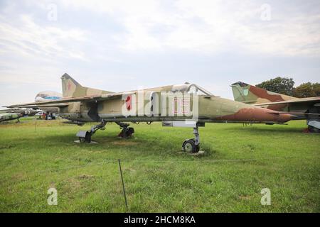 KIEW, UKRAINE - 01. AUGUST 2021: Die ukrainische Luftwaffe Mikoyan-Gurevich MiG-23 Flogger wurde im Oleg Antonov State Aviation Museum ausgestellt Stockfoto