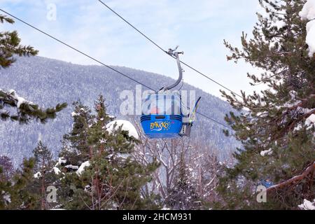 Bansko, Bulgarien - 28. Januar 2021: Winterskigebiet mit Piste, Gondelkabinen und Blick auf die Sonnenuntergänge Stockfoto