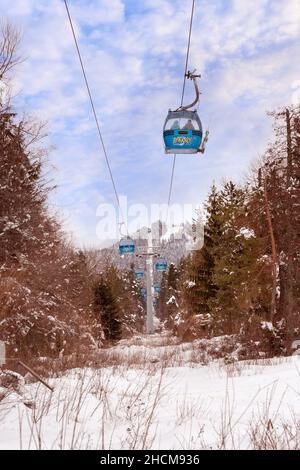 Bansko, Bulgarien - 28. Januar 2021: Winterskigebiet mit Piste, Gondelkabinen und Blick auf die Sonnenuntergänge Stockfoto
