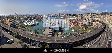 Panoramablick auf den Hafen von Genua. Genua oder Genua ist die Hauptstadt der Region Ligurien in Italien, Italienisch Stockfoto