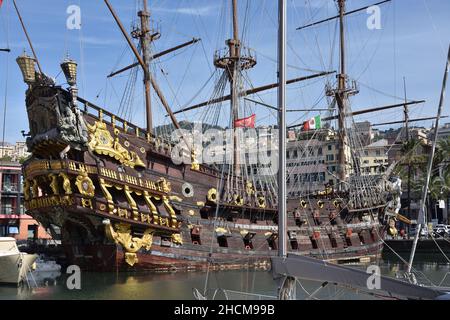 Das Schiff der Liniengalleonsegler namens Neptune dockte im antiken Hafen von Genua an. Roman Polanski Film Pirate, Genua, Italien, italienisch, Stockfoto