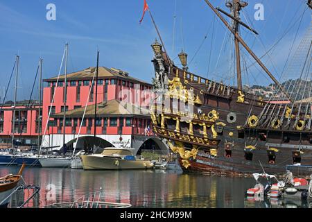 Das Schiff der Liniengalleonsegler namens Neptune dockte im antiken Hafen von Genua an. Roman Polanski Film Pirate, Genua, Italien, italienisch, Stockfoto