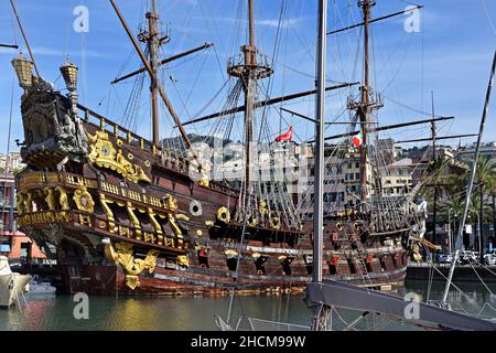 Das Schiff der Liniengalleonsegler namens Neptune dockte im antiken Hafen von Genua an. Roman Polanski Film Pirate, Genua, Italien, italienisch, Stockfoto