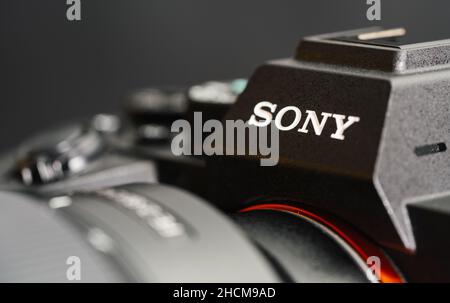 Nahaufnahme der spiegellosen Sony Alpha 7R IV Kamera Stockfoto