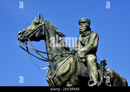 Reiterstatue von Guiseppe Garibaldi vor dem Teatro Carol Felice auf der Piazza De Ferrari, Genua, Italien Genua, Genua, Italien, Italienisch. Stockfoto