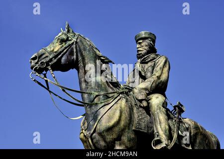 Reiterstatue von Guiseppe Garibaldi vor dem Teatro Carol Felice auf der Piazza De Ferrari, Genua, Italien Genua, Genua, Italien, Italienisch. Stockfoto