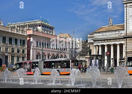 Reiterstatue von Guiseppe Garibaldi vor dem Teatro Carol Felice auf der Piazza De Ferrari, Genua, Italien Genua, Genua, Italien, Italienisch. Stockfoto