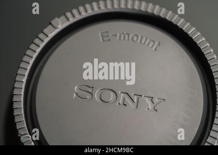 Sony Logo auf einer Objektivkappe. Sony ist ein japanisches multinationales Unternehmen, das elektronische Produkte herstellt. Der Hauptsitz befindet sich in Tokio, Japan. Stockfoto