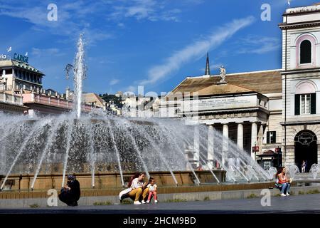 Der Piazza de Ferrari-Brunnen in Genua, berühmter Brunnen, der sich auf dem Hauptplatz von Genua befindet. Umgeben von schönen alten Gebäuden, Italien. Stockfoto