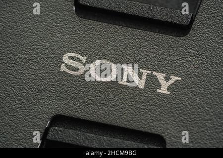 Sony Logo auf einer Objektivkappe. Sony ist ein japanisches multinationales Unternehmen, das elektronische Produkte herstellt. Der Hauptsitz befindet sich in Tokio, Japan. Stockfoto