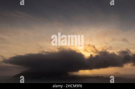 Blick auf die Blasket-Inseln von Clogher Head, Dingle Peninsula, County Kerry, Irland Stockfoto