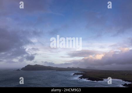 An Triúr Deirféar oder die drei Schwestern aus der Sicht von Clogher Head, Dingle Peninsula, County Kerry, Irland Stockfoto