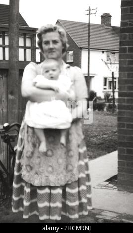 Mother Holding Young Baby Girl, Danbury Essex England, 1960 Stockfoto