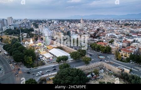 Luftdrohnenaufnahme des Stadtbildes von Nikosia in Zypern bei Sonnenuntergang. Stockfoto