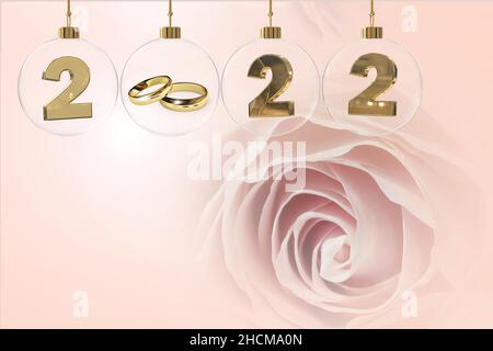 goldene Eheringe in transparenter Glaskugel mit 2022 Ziffern und schönem rosa Hintergrund Stockfoto