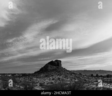 Graustufen-Aufnahme von Felsen im Papago Park unter einem bewölkten Himmel in Arizona, USA Stockfoto