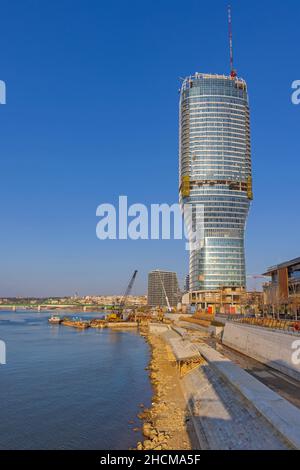 Belgrad, Serbien - 25. November 2021: Neuer Wolkenkratzer Kula Belgrade Waterfront Baustelle Sunny Day. Stockfoto