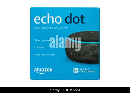 Amazon Echo Dot fügt Alexa jedem Raum hinzu, der auf weißem Hintergrund isoliert ist Stockfoto