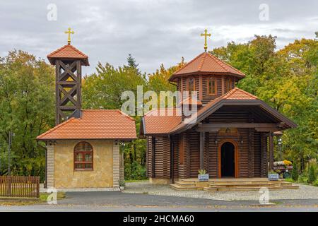 Belgrad, Serbien - 23. Oktober 2021: Hölzerne orthodoxe Kirche der heilige Despot Stefan Lazarevic auf dem Gipfel des Avala-Berges. Stockfoto