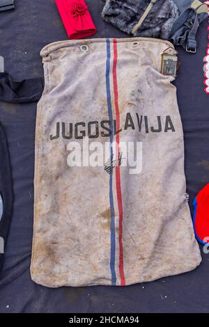 Belgrad, Serbien - 13. November 2021: Posttasche aus Ex-Jugoslawien PTT Jugoslawien zum Verkauf auf dem Flohmarkt. Stockfoto