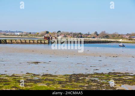 Blick auf die Überreste des historischen Hayling Billy Trackway in Hayling Island, Chichester Harbour, auf der Solent, Südengland, Hampshire, VEREINIGTES KÖNIGREICH Stockfoto