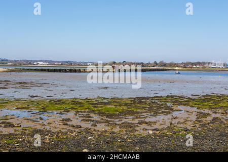 Blick auf die Überreste des historischen Hayling Billy Trackway in Hayling Island, Chichester Harbour, auf der Solent, Südengland, Hampshire, VEREINIGTES KÖNIGREICH Stockfoto