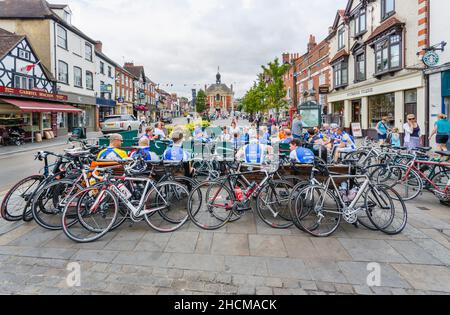 Viele Fahrräder parkten und Radfahrer saßen an einem Sommertag in der Henley-on-Thames High Street im Stadtzentrum Stockfoto