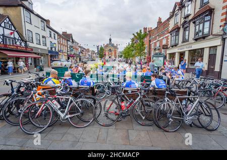 Viele Fahrräder parkten und Radfahrer saßen an einem Sommertag in der Henley-on-Thames High Street im Stadtzentrum Stockfoto