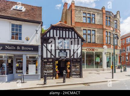 TUDOR House, ein Antiquitätengeschäft mit schwarzen und weißen Fachwerk in Henley-on-Thames, Oxfordshire, an einem sonnigen Sommertag Stockfoto