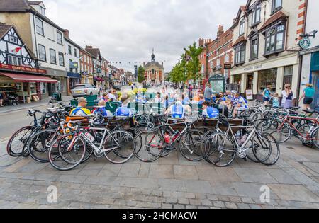 Viele Fahrräder parkten und Radfahrer saßen an einem Sommertag in der Henley-on-Thames High Street im Stadtzentrum Stockfoto