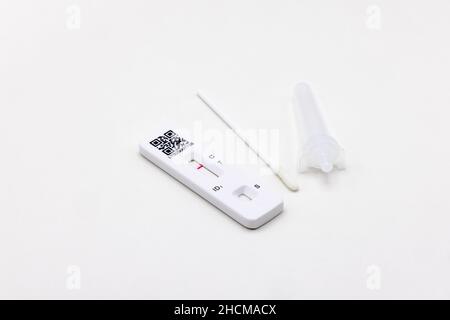 ACON Flowflex SARS-CoV-2 Antigen Rapid Test Selbsttest (Lateral Flow Test) Testkassette und Kit, die vom NHS geliefert werden und negative (klare) Ergebnisse zeigen Stockfoto