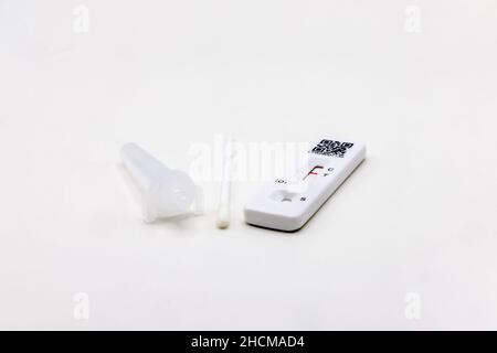 ACON Flowflex SARS-CoV-2 Antigen Rapid Test Selbsttest (Lateral Flow Test) Testkassette und Kit, die vom NHS geliefert werden und negative (klare) Ergebnisse zeigen Stockfoto