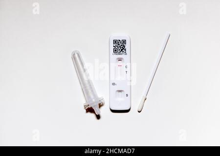 ACON Flowflex SARS-CoV-2 Antigen Rapid Test Selbsttest (Lateral Flow Test) Testkassette und Kit, die vom NHS geliefert werden und negative (klare) Ergebnisse zeigen Stockfoto