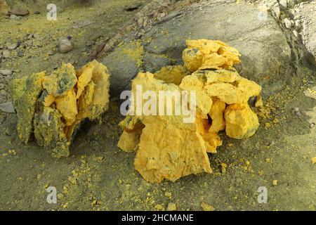 Rohschwefelstücke nach dem Abbau von Kawah Ijen, einem Vulkan in Ost-Java, Indonesien. Schwefel ist wichtig für die Verwendung in vielen anderen Industrien Stockfoto