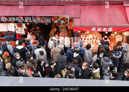 Am 30. Dezember 2021 in Tokio, Japan, kaufen Menschen in der Straße von Ameyoko in Ueno ein. Ameya Yokocho (Ameyoko) ist ein kleiner Markt mit mehr als 500 Einzelhändlern in der Nähe des Bahnhofs Ueno. Jedes Jahr kamen Einkäufer an den beliebten Ort, um sich Essen für die Neujahrsfeier zu kaufen. Quelle: Rodrigo Reyes Marin/AFLO/Alamy Live News Stockfoto