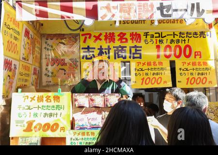 Am 30. Dezember 2021 in Tokio, Japan, kaufen Menschen in der Straße von Ameyoko in Ueno ein. Ameya Yokocho (Ameyoko) ist ein kleiner Markt mit mehr als 500 Einzelhändlern in der Nähe des Bahnhofs Ueno. Jedes Jahr kamen Einkäufer an den beliebten Ort, um sich Essen für die Neujahrsfeier zu kaufen. Quelle: Rodrigo Reyes Marin/AFLO/Alamy Live News Stockfoto