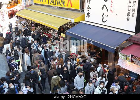 Am 30. Dezember 2021 in Tokio, Japan, kaufen Menschen in der Straße von Ameyoko in Ueno ein. Ameya Yokocho (Ameyoko) ist ein kleiner Markt mit mehr als 500 Einzelhändlern in der Nähe des Bahnhofs Ueno. Jedes Jahr kamen Einkäufer an den beliebten Ort, um sich Essen für die Neujahrsfeier zu kaufen. Quelle: Rodrigo Reyes Marin/AFLO/Alamy Live News Stockfoto