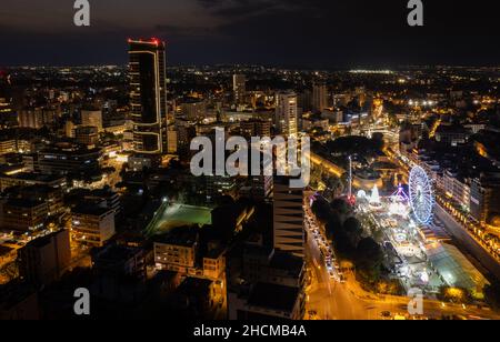 Luftdrohnenaufnahme des Stadtbildes von Nikosia in Zypern bei Nacht. Stockfoto